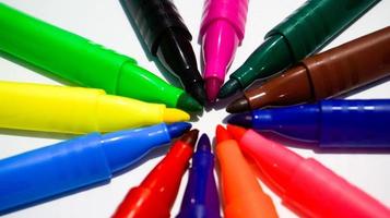 kleurpotloden. kleurrijk was- potloden verzameling, netjes geregeld cirkel vorm geven aan. foto