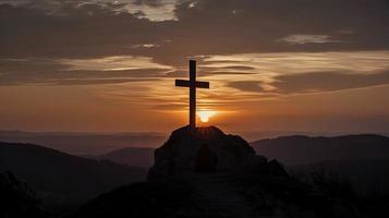 berg majesteit artistiek silhouet van kruisbeeld kruis tegen zonsondergang lucht foto