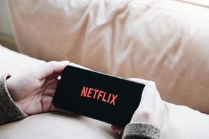 Chiang Mai, Thailand, 21 maart 2021 - persoon kijkt naar Netflix op de telefoon foto