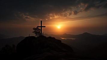 berg majesteit artistiek silhouet van kruisbeeld kruis tegen zonsondergang lucht foto