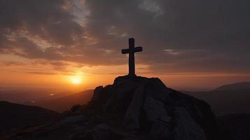 berg majesteit artistiek silhouet van kruisbeeld kruis tegen zonsondergang lucht foto