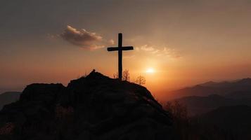 berg majesteit artistiek silhouet van kruisbeeld kruis tegen zonsondergang lucht foto