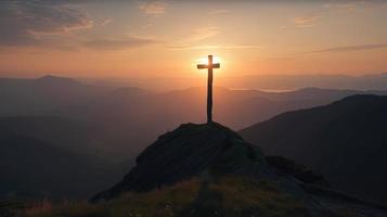 berg majesteit artistiek silhouet van kruisbeeld kruis tegen zonsondergang lucht foto