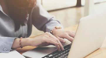 vrouw met behulp van een laptop foto