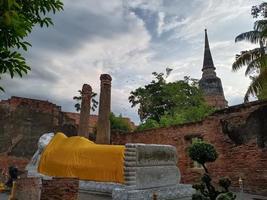 liggend Boeddha standbeeld un wat yai chai mongkol tempel ayutthaya wereld erfgoed plaats van UNESCO centraal van Thailand foto