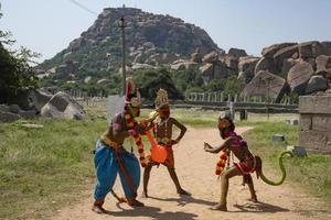 kinderen enacting scènes het formulier de Hindoe episch ramayana Bij hampi foto