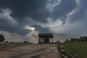 hampi, karnataka, Indië - nov 2 2022 - sasivekalu ganesha tempel in hampi in karnataka, Indië foto