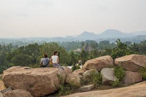 hampi, karnataka, Indië - nov 2 2022 - toeristen bezoekende de hampi ruïnes in karnataka, Indië. foto