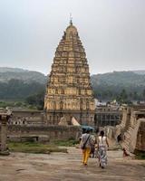 hampi, karnataka, Indië - nov 2 2022 - virupaksha tempel toegewijd naar heer shiva is gelegen in hampi in Indië. foto