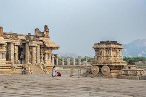 hampi, karnataka, Indië - nov 3 2022 - toeristen Bij de vijaya vithala tempel in hampi welke is een iconisch monument foto