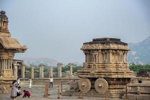 hampi, karnataka, Indië - nov 3 2022 - toeristen Bij de vijaya vithala tempel in hampi welke is een iconisch monument foto