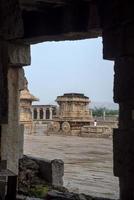 hampi, karnataka, Indië - nov 3 2022 - toeristen Bij de vijaya vithala tempel in hampi welke is een iconisch monument foto