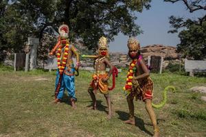 hampi, karnataka, Indië - okt 31 2022 - kinderen enacting scènes het formulier de Hindoe episch ramayana Bij hampi foto