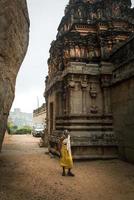 hampi, karnataka, Indië - nov 2 2022 - een priester maakt zijn manier naar raghanatha tempel Aan malyavanta heuvel in hampi foto
