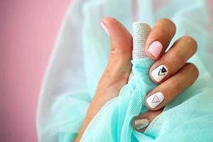 vrouw handen met een mooi manicure Aan een blauw achtergrond. foto