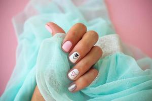 vrouw handen met een mooi manicure Aan een blauw achtergrond. foto