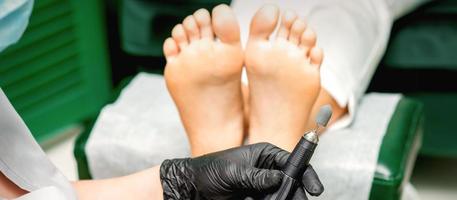 pedicure bereidt zich voor voet het dossier machine foto