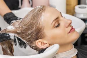 vrouw ontvangen wassen haar haar- foto