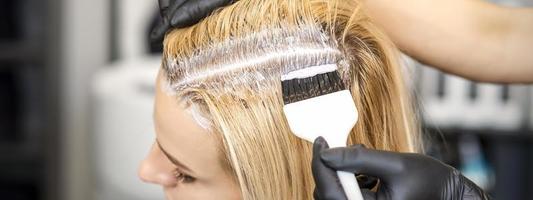 kapper verven blond haar- wortels foto