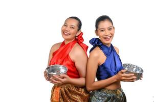 mooi vrouw in songkran festival met Thais traditioneel kostuum foto