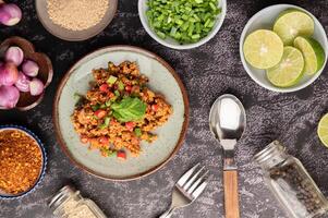 pittig fijngehakt varkensvlees salade Aan een wit bord met linzen foto