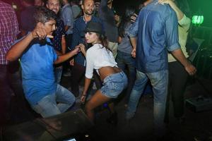 bangladesh, oktober 23, 2015, mensen dansen en genieten van dj partij Bij Picasso restaurant in hoofdstad stad van dhaka. foto