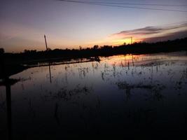 natuurlijk dorp zon stijgen donker behang foto