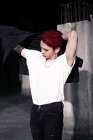 een rood haren Aziatisch Mens vervelend een wit t overhemd en zwart pak foto