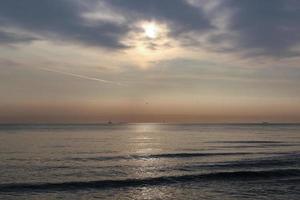 mooi zomer zonsopkomst in blauw en geel tonen foto