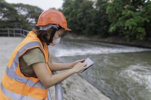 een Geavanceerd elektrisch ingenieur inspecteert de elektrisch systeem van de waterleiding, onderhoud technici voor de controle systeem van de afvalwater behandeling systeem foto