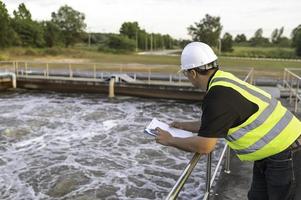 milieu-ingenieurs werken bij afvalwaterzuiveringsinstallaties, watervoorzieningstechniek werken bij waterrecyclingfabriek voor hergebruik foto