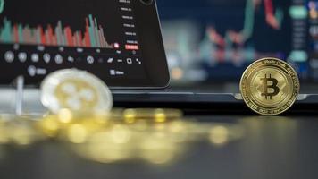 bitcoin goud munt en Aan tabel achtergrond. virtueel cryptogeld concept. digitaal crypto valuta voor defi gedecentraliseerd financieel bank p2p uitwisseling investering via internet online technologie foto