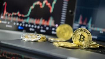 bitcoin goud munt en Aan tabel achtergrond. virtueel cryptogeld concept. digitaal crypto valuta voor defi gedecentraliseerd financieel bank p2p uitwisseling investering via internet online technologie foto