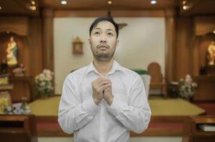 christen Mens vragen voor zegeningen van god, aziatische Mens bidden naar Jezus Christus foto