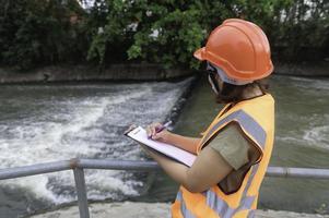 een Geavanceerd elektrisch ingenieur inspecteert de elektrisch systeem van de waterleiding, onderhoud technici voor de controle systeem van de afvalwater behandeling systeem foto