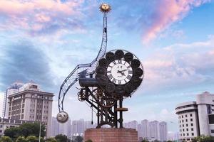 tianjin, China - juli 04, 2016-stadsbeeld van eeuw klok staat 40 meter hoog en weegt 170 ton, het vertegenwoordigt de begin van de Chinese modern industrie in Tianjin. foto