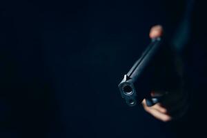 close-up van zwart pistool in de hand foto
