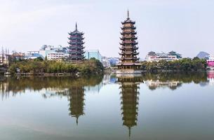 zon en maan pagodes in downtown van guilin, Guangxi provincie, China. foto