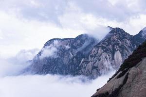 huashan berg. de hoogste van China vijf heilig bergen, gebeld de west berg, wel bekend voor steil paden, adembenemend kliffen en groots landschap foto