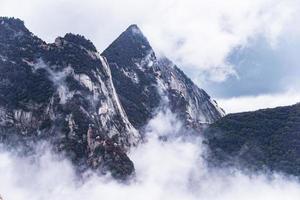 huashan berg. de hoogste van China vijf heilig bergen, gebeld de west berg, wel bekend voor steil paden, adembenemend kliffen en groots landschap foto