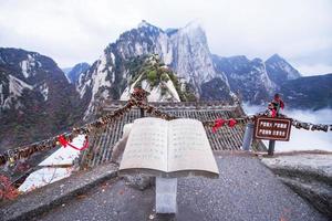 huashan berg. de hoogste van China vijf heilig bergen, gebeld de west berg, wel bekend voor steil paden, adembenemend kliffen en groots landschap foto
