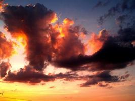 zonsondergangkleuren in de wolken foto