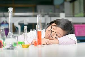 studenten slapen na aan het doen wetenschap experiment foto