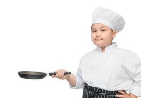 dik jongen chef Holding leeg pan geïsoleerd foto
