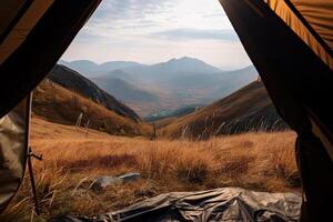 verbazingwekkend visie van binnen tent naar berg landschap. camping gedurende wandeltocht in bergen, buitenshuis activiteiten. gemaakt met generatief ai foto