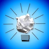 licht lamp icoon gemaakt met verfrommeld papier - idee, creativiteit concept foto