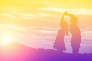 jong paar in liefde Bij zonsondergang Aan de berg foto