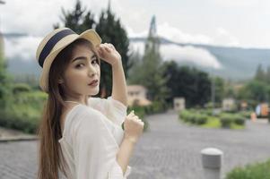 Aziatisch vrouw op reis Bij de oud stad- Italië stijl, alleen reizen, levensstijl van single meisje foto