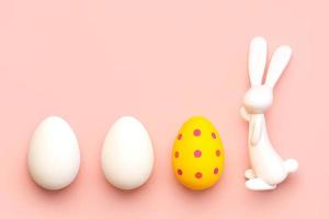 gelukkig Pasen. detailopname van drie Pasen eieren De volgende naar Pasen konijn met kopiëren ruimte voor tekst foto