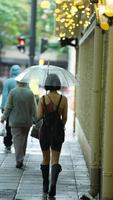 Shanghai stad, China, 2022 - de mensen met de masker Aan de straat gedurende de covid19 foto